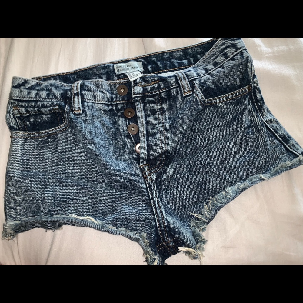 Distressed short